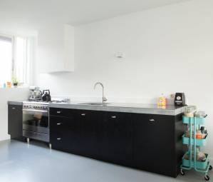 Keuken beton zwart stoer eethoek